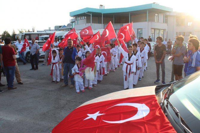 Dünya şampiyonu tekvandocu Ağrıs’a memleketinde coşkulu karşılama