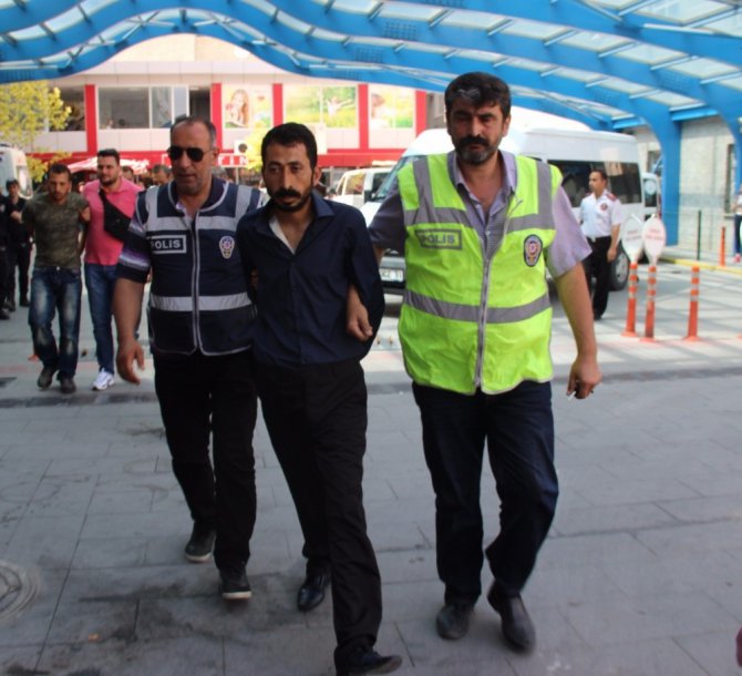 Konya’da pazar yerinde dehşet saçan 3 şüpheli adliyeye sevk edildi