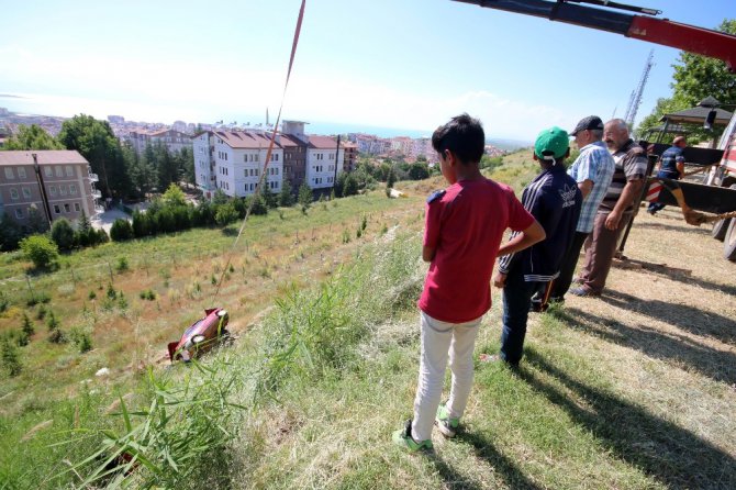Kamelyaya çarpan otomobil 25 metrelik uçuruma yuvarlandı: 3 yaralı