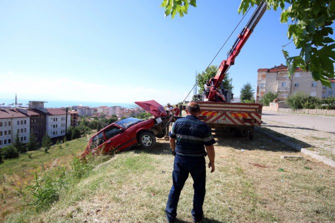 Kamelyaya çarpan otomobil 25 metrelik uçuruma yuvarlandı: 3 yaralı