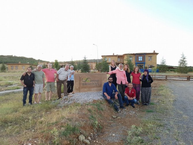 Şükran köyünün sakini sanatçıların türkü eşliğinde çapa imecesi