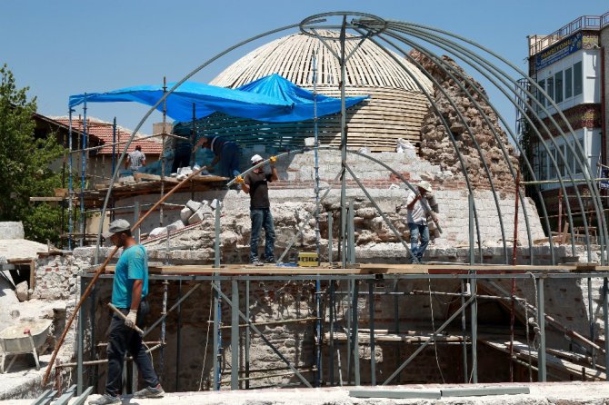Başkan Yazgı, restoresi devam eden tarihi hamamda inceleme yaptı