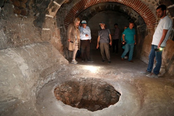 Başkan Yazgı, restoresi devam eden tarihi hamamda inceleme yaptı
