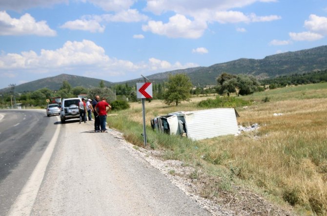 Yemek kamyoneti tarlaya devrildi: 1 ölü, 4 yaralı