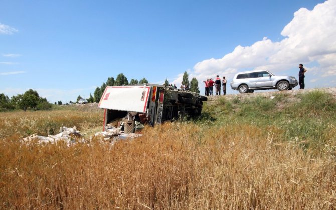 Yemek kamyoneti tarlaya devrildi: 1 ölü, 4 yaralı
