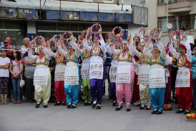 Akşehir Nasreddin Şenliklerinde yerli ve yabancı dans grupları danslarını sergiledi
