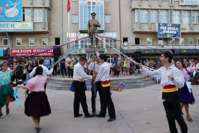 Akşehir Nasreddin Şenliklerinde yerli ve yabancı dans grupları danslarını sergiledi