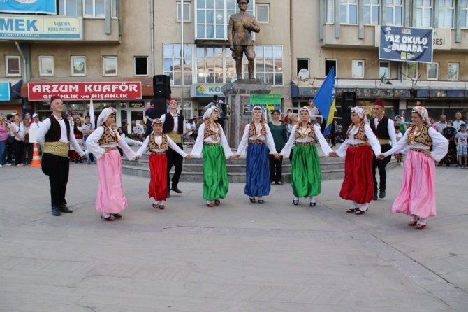 Akşehir Nasreddin Şenliklerinde yerli ve yabancı dans grupları danslarını sergiledi