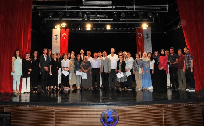 Tasarım yarışmasında dereceye giren öğrencilere ödül