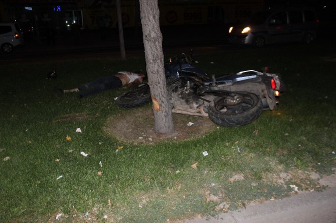 Motosiklet ağaca çarptı:1 ölü, 1 ağır yaralı