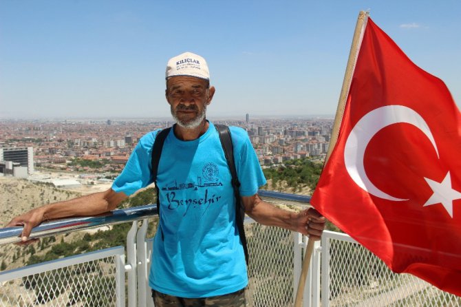 Elinde Türk Bayrağıyla Ankara’ya yürüyen yaşlı adam Konya’ya geldi