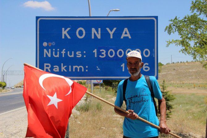 Elinde Türk Bayrağıyla Ankara’ya yürüyen yaşlı adam Konya’ya geldi