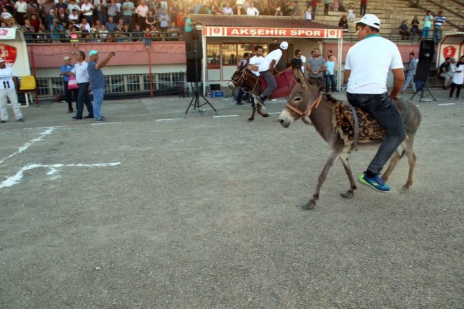Eşeğe binme ve en güzel gözlü eşek yarışları yapıldı