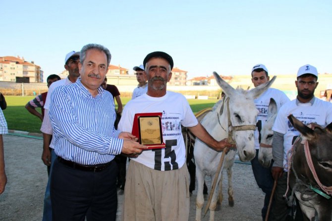 Eşeğe binme ve en güzel gözlü eşek yarışları yapıldı