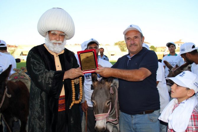 Eşeğe binme ve en güzel gözlü eşek yarışları yapıldı