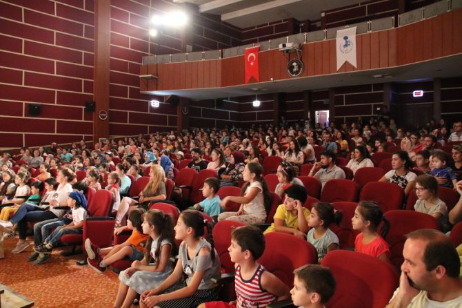 Akşehirli çocuklar tiyatroya doydu