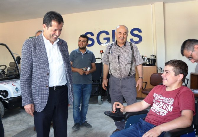 Altunyaldız’dan engelli gence anlamlı hediye