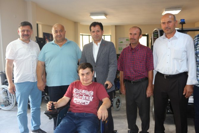 Altunyaldız’dan engelli gence anlamlı hediye