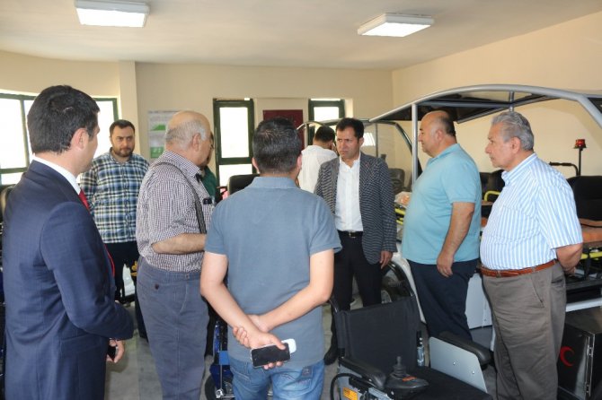 Altunyaldız’dan engelli gence anlamlı hediye