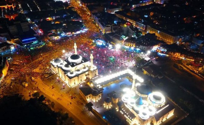 15 Temmuz’un yıldönümünde binlerce kişi Mevlana Meydanı’na akın etti