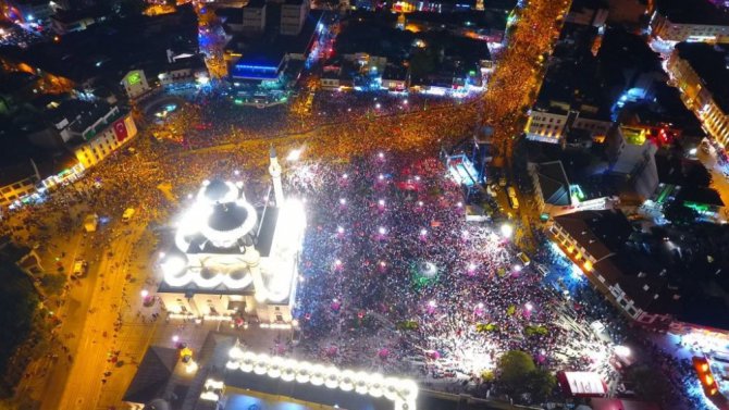 15 Temmuz’un yıldönümünde binlerce kişi Mevlana Meydanı’na akın etti