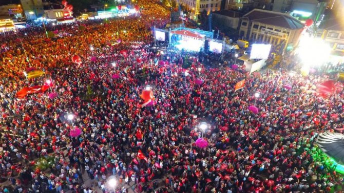 15 Temmuz’un yıldönümünde binlerce kişi Mevlana Meydanı’na akın etti