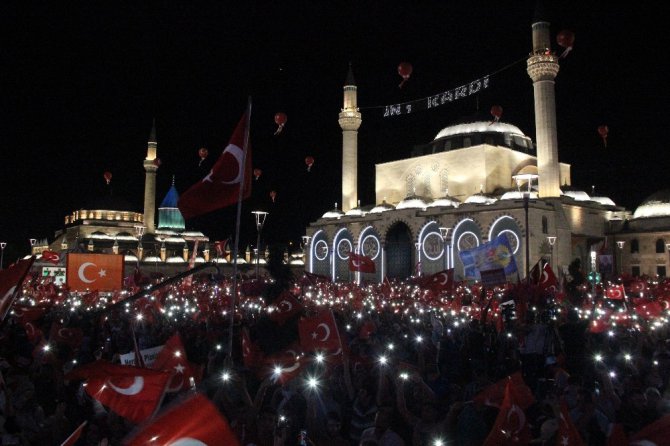 15 Temmuz’un yıldönümünde binlerce kişi Mevlana Meydanı’na akın etti
