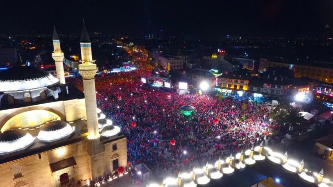 15 Temmuz’un yıldönümünde binlerce kişi Mevlana Meydanı’na akın etti