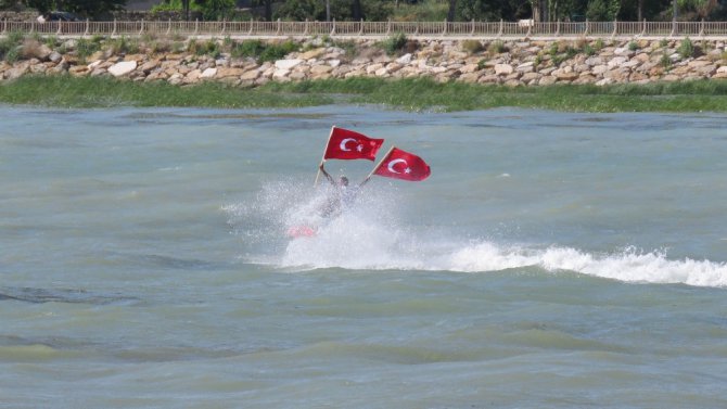 Balıkçılar tekneleriyle yarıştı