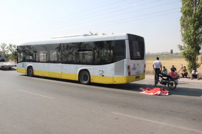Belediye otobüsüne arkadan çarpan motosiklet sürücüsü hayatını kaybetti