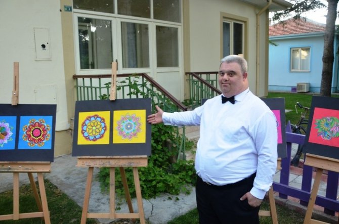 Down Sendromlu Serdar Duman’ın sergisi açıldı