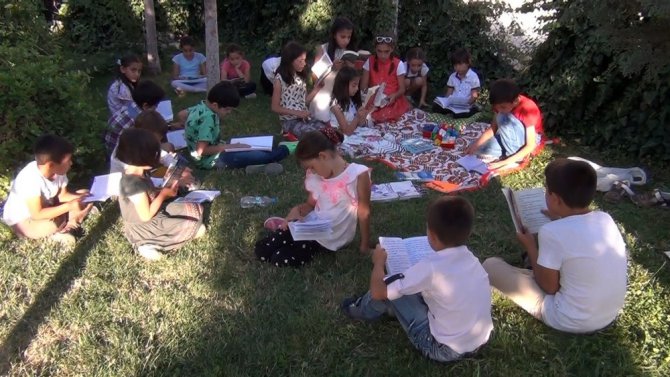 Kitap okumak için her gün parkta buluşuyorlar