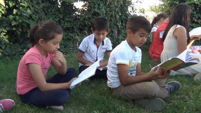 Kitap okumak için her gün parkta buluşuyorlar