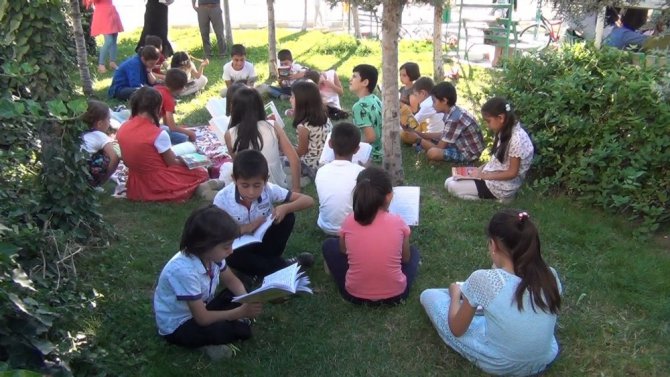 Kitap okumak için her gün parkta buluşuyorlar
