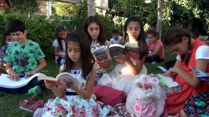 Kitap okumak için her gün parkta buluşuyorlar