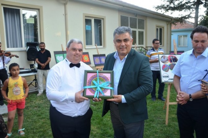 Down Sendromlu Serdar Duman’ın sergisi açıldı