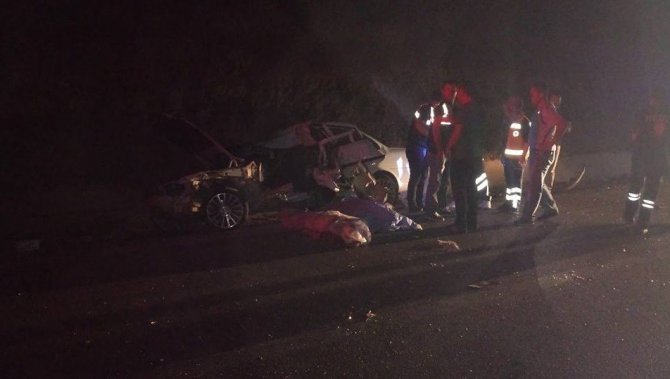 Otomobil traktör römorkuna çarptı: 2 ölü