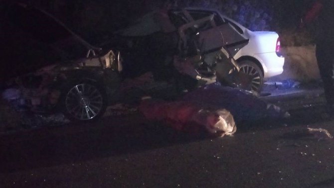 Otomobil traktör römorkuna çarptı: 2 ölü