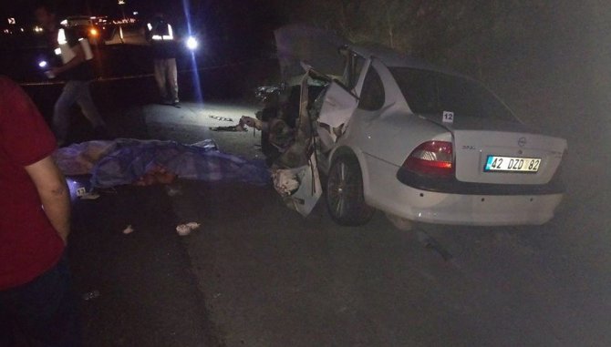 Otomobil traktör römorkuna çarptı: 2 ölü