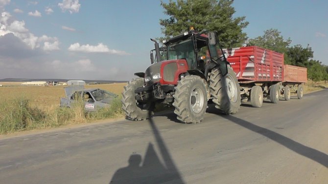 Otomobil traktörle çarpıştı: 1 yaralı