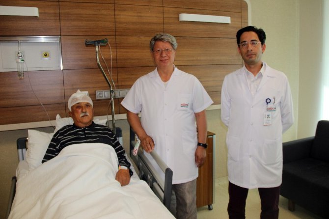 Beyin kanaması geçiren hasta bir gün sonra yürüdü