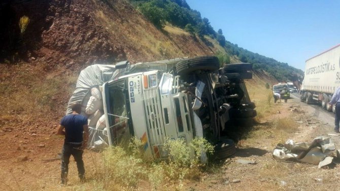 Saman yüklü kamyon ile otomobil çarpıştı: 4 yaralı