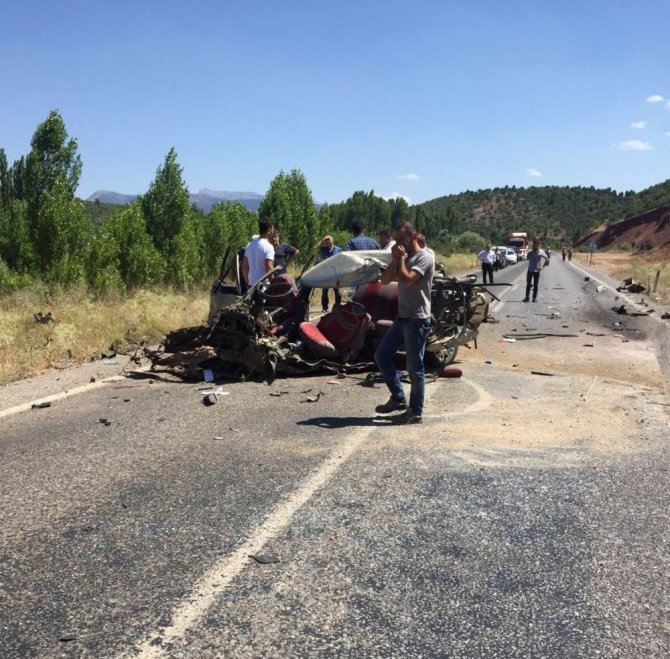 Saman yüklü kamyon ile otomobil çarpıştı: 4 yaralı
