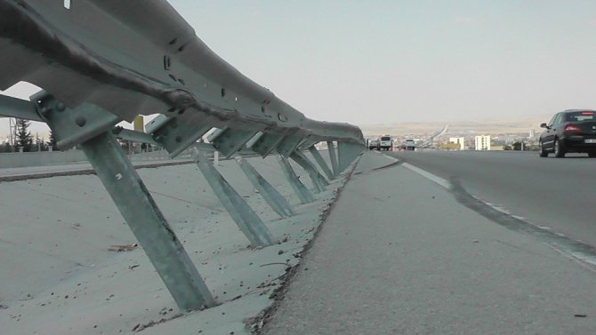 Konya’da otomobil bariyerlere çarptı: 2 yaralı