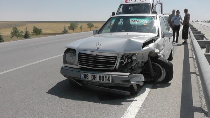 Konya’da otomobil bariyerlere çarptı: 2 yaralı