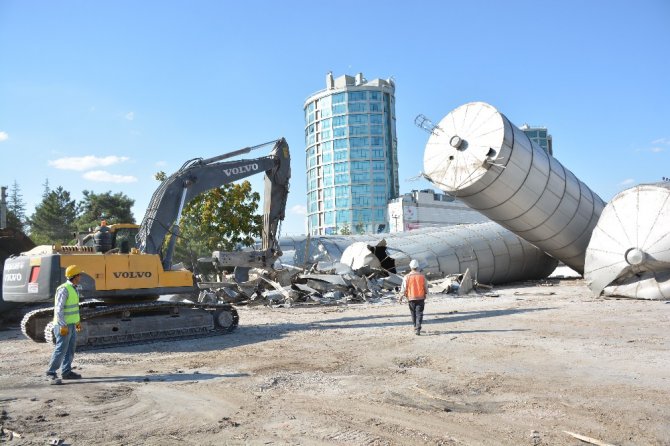 Aksaray’da siloların son kulesi de yıkıldı