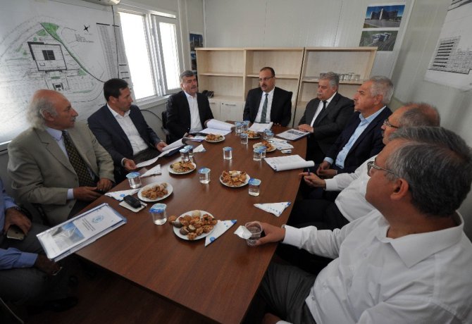 Konya protokolü Meram Tıp Fakültesi Hastanesi inşaatında incelemelerde bulundu