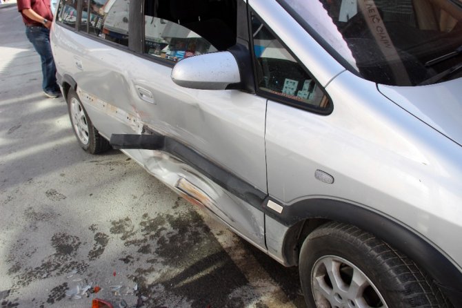 Drift yaparken kaza yapan kadın sürücü otomobili yakmaya çalıştı