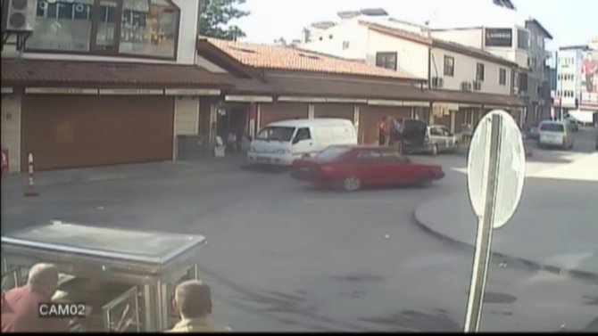 Drift yaparken kaza yapan kadın sürücü otomobili yakmaya çalıştı