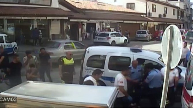 Drift yaparken kaza yapan kadın sürücü otomobili yakmaya çalıştı